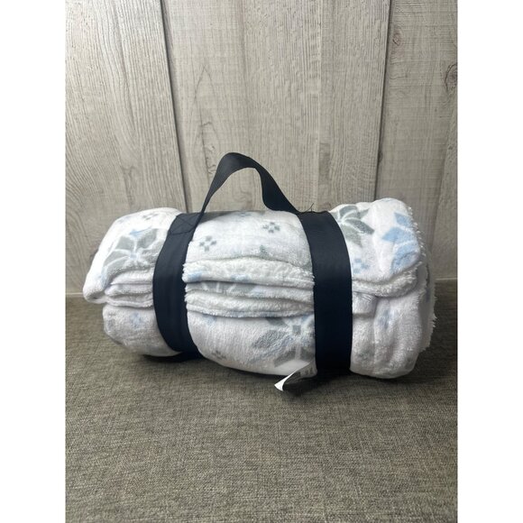 Northeast Outfitters Cozy Sherpa Blanket 50"x60" Blue Holiday Snowflake Print - Picture 3 of 6